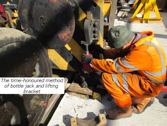 Lifting loco with a bottle jack
