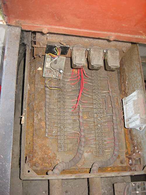 35-yr old Thomas Hill wiring box without lid needs new timer relay